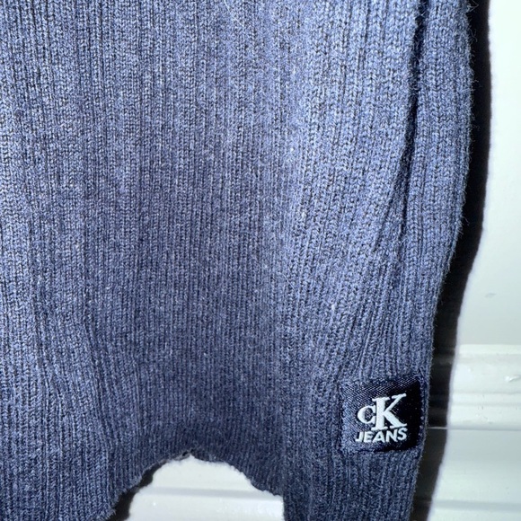 Calvin Klein ~ Women’s Jeans Ribbed Pattern Dark Blue sweater In Medium - Picture 2 of 4